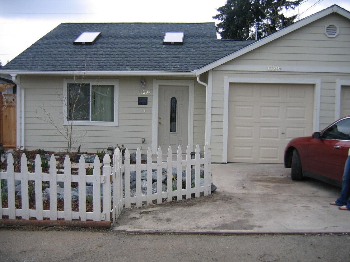 Foto principal - 1129 1/2 West 16th St., Port Angeles, WA 98362