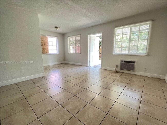 Foto del edificio - 5811 NW 15th St
