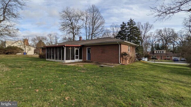 Building Photo - 6606 Belleview Dr
