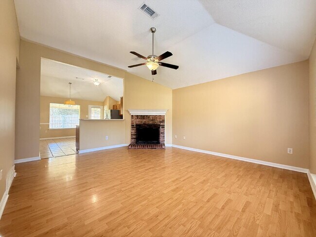 Foto del edificio - "Charming 3-Bedroom Lakeland Home with Cozy Fireplace & Gleaming Hardwood Floors!"