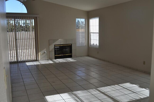 Foto del edificio - 1128 Pleasant Brook St