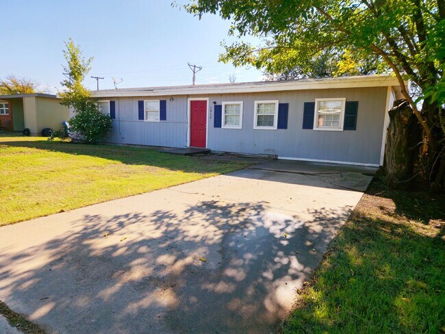 Building Photo - MOVE-IN SPECIAL: Spacious 3-Bedroom Home with Bonus Room – Near Estacado High School!