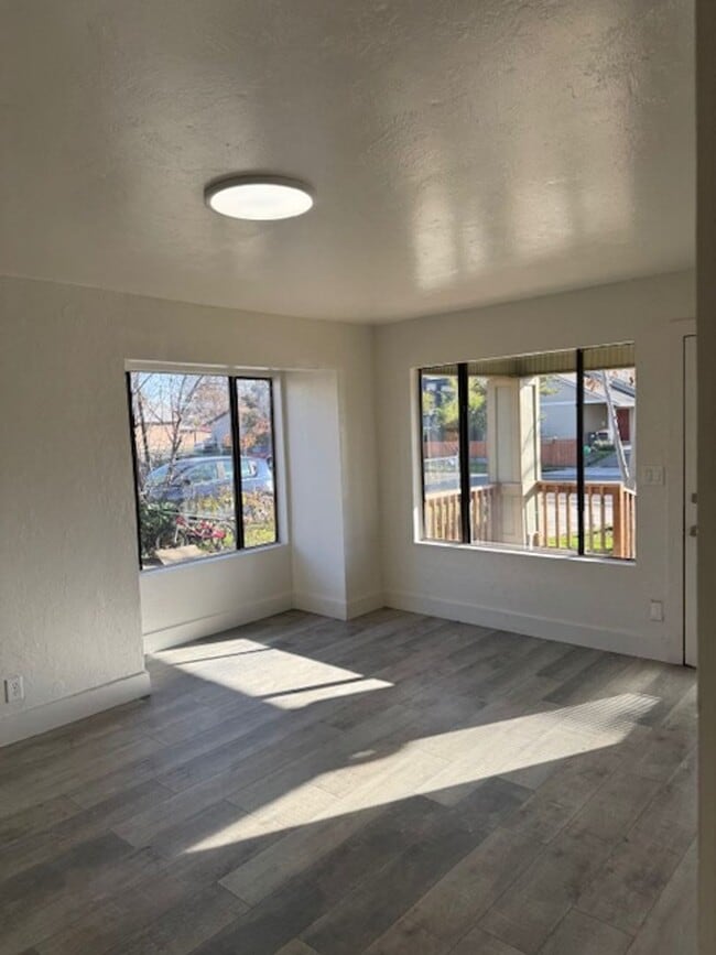 Building Photo - COZY CLASSIC HOME WITH FRESH UPDATES AND BUILT-INS