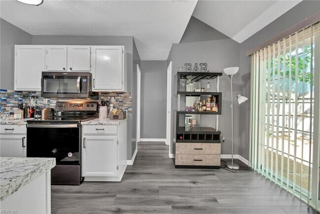 Foto del edificio - Beautiful 3-bed 2-bath Townhome