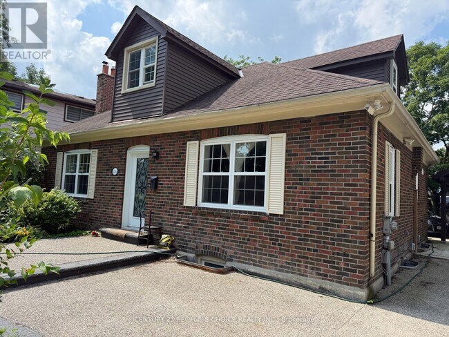 Photo du bâtiment - 1226 Oxford Ave
