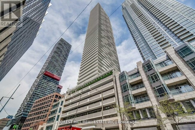 Photo du bâtiment - 2221-2221 Yonge St