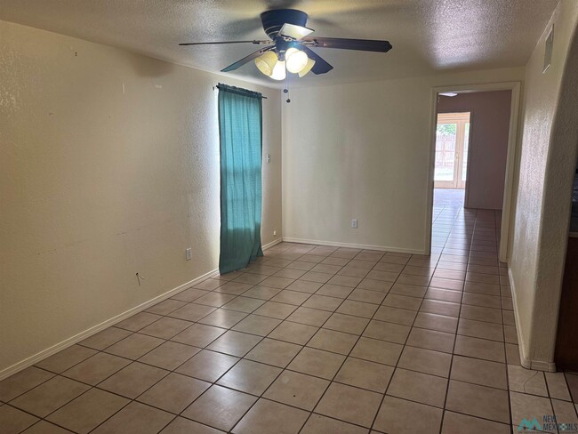 Building Photo - 1405 W Yucca Ave