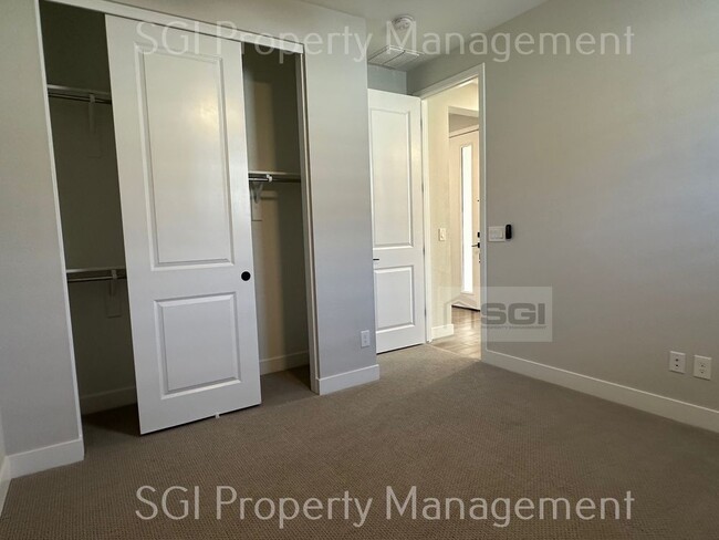 Building Photo - Luxury 4 bedroom property