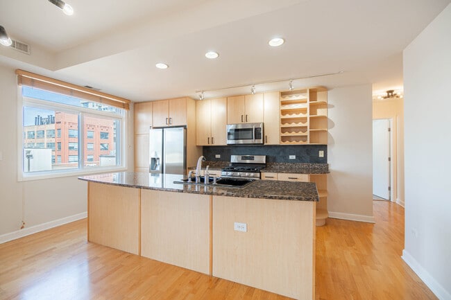 Foto del edificio - 680 N Green St