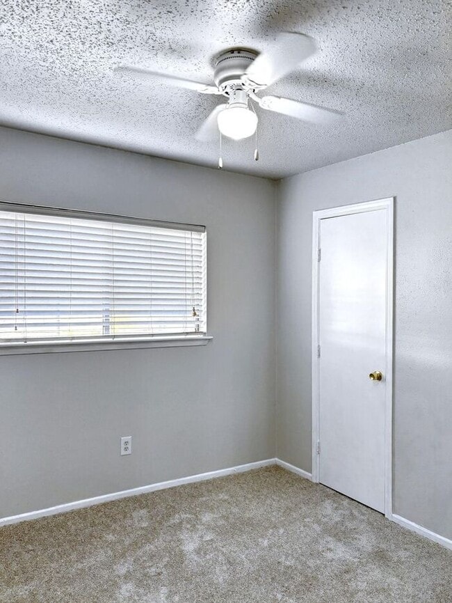 Building Photo - Charming 3-Bedroom, 2-Bath Home with Ideal...
