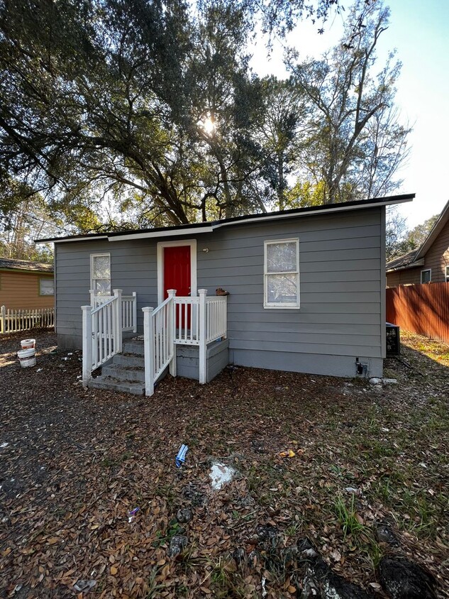 Foto principal - Completely Renovated 3/1 for rent! HUD APP...