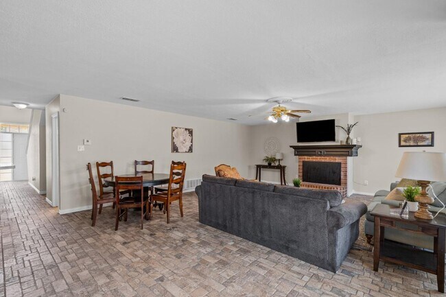Foto del edificio - 8128 Heritage Pl Dr
