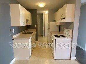 Building Photo - 395-395 Franklyn Rd