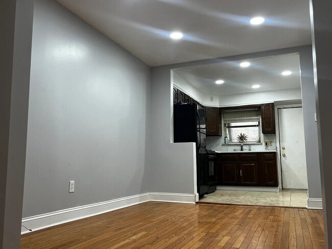 Building Photo - 840 Elm St