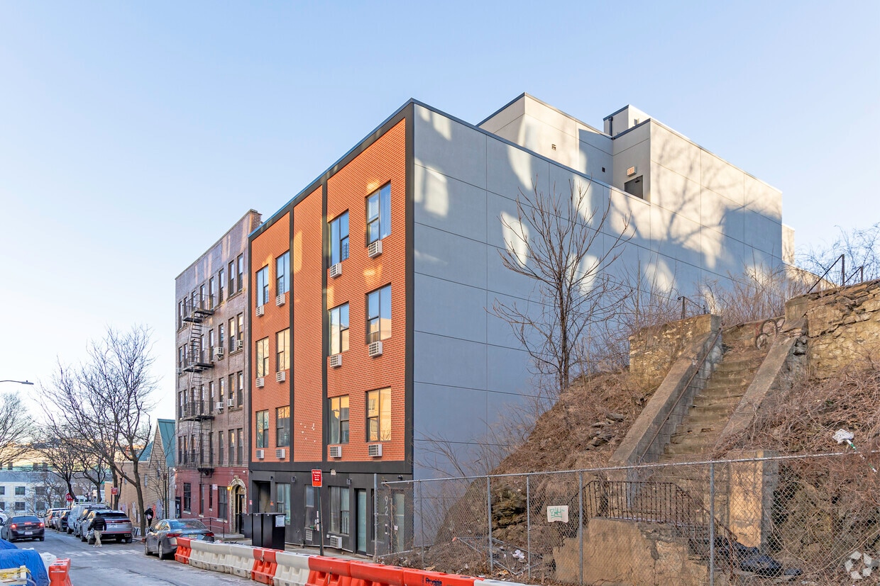 Primary Photo - 92 W 169th St
