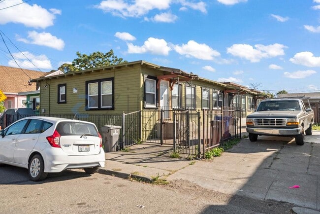 Building Photo - Unit 5915