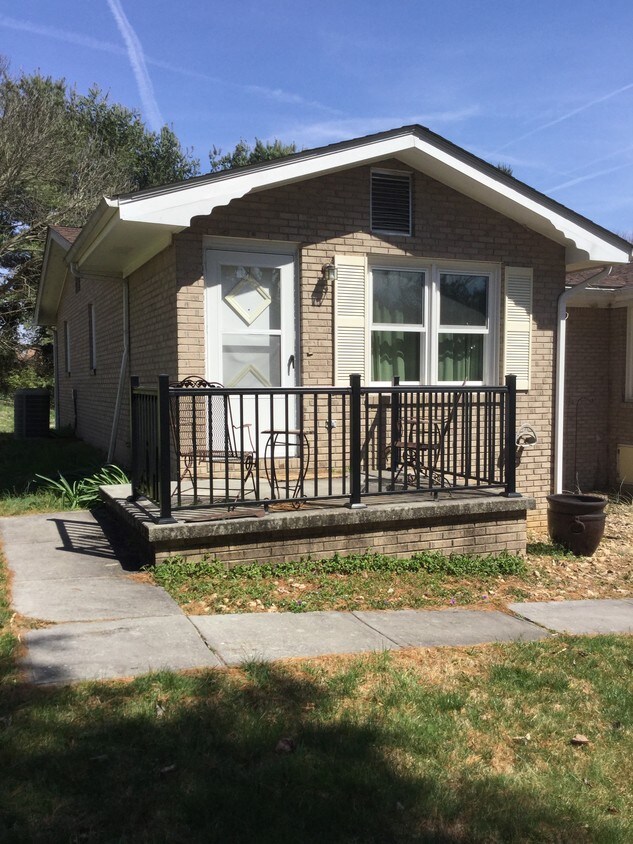Private entrance - 109 Amhurst Ln