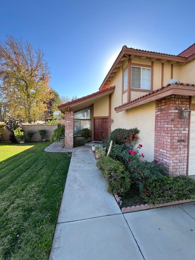 Building Photo - Beautiful Loma Linda 4bdrm 3 bath 2 story ...