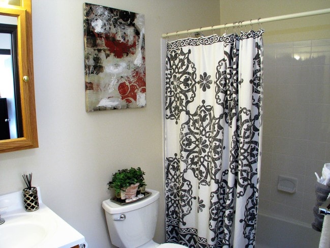 1 dormitorio, 1 baño - (700 pies cuadrados) - Baño - Pebblebrook - Heat, Water and Gas Included!