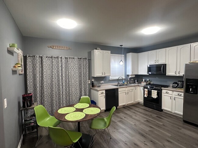 Building Photo - 287 Evergreen Cir