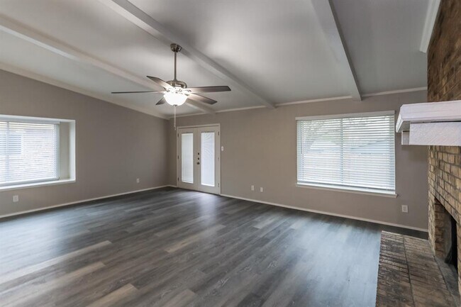 Foto del edificio - 3025 Woodbridge Dr