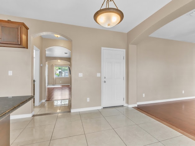 Building Photo - 2026 Rickenbacker Ln