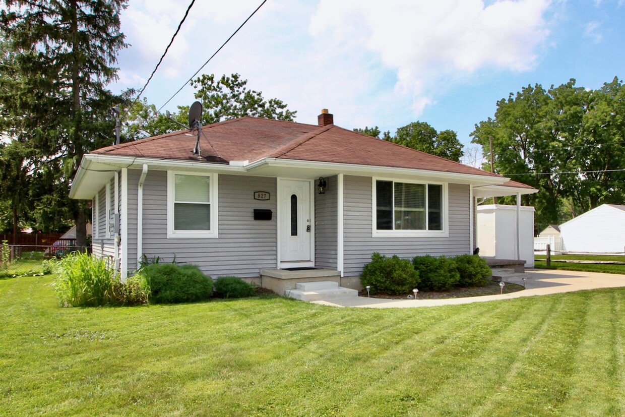 Foto principal - Three Bedroom House in Maumee ~ Available ...