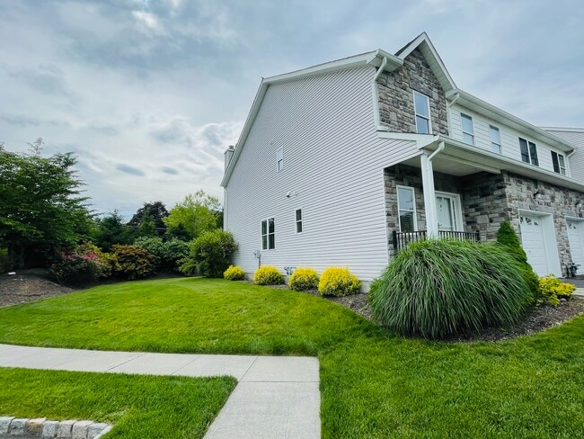 Building Photo - 2 Decroce Ct