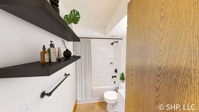 Baño - 1221 W Washington St