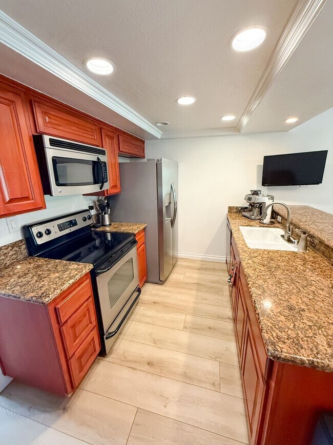 Foto del edificio - Beach Close 2 bed 1 bath Home Large Backyard