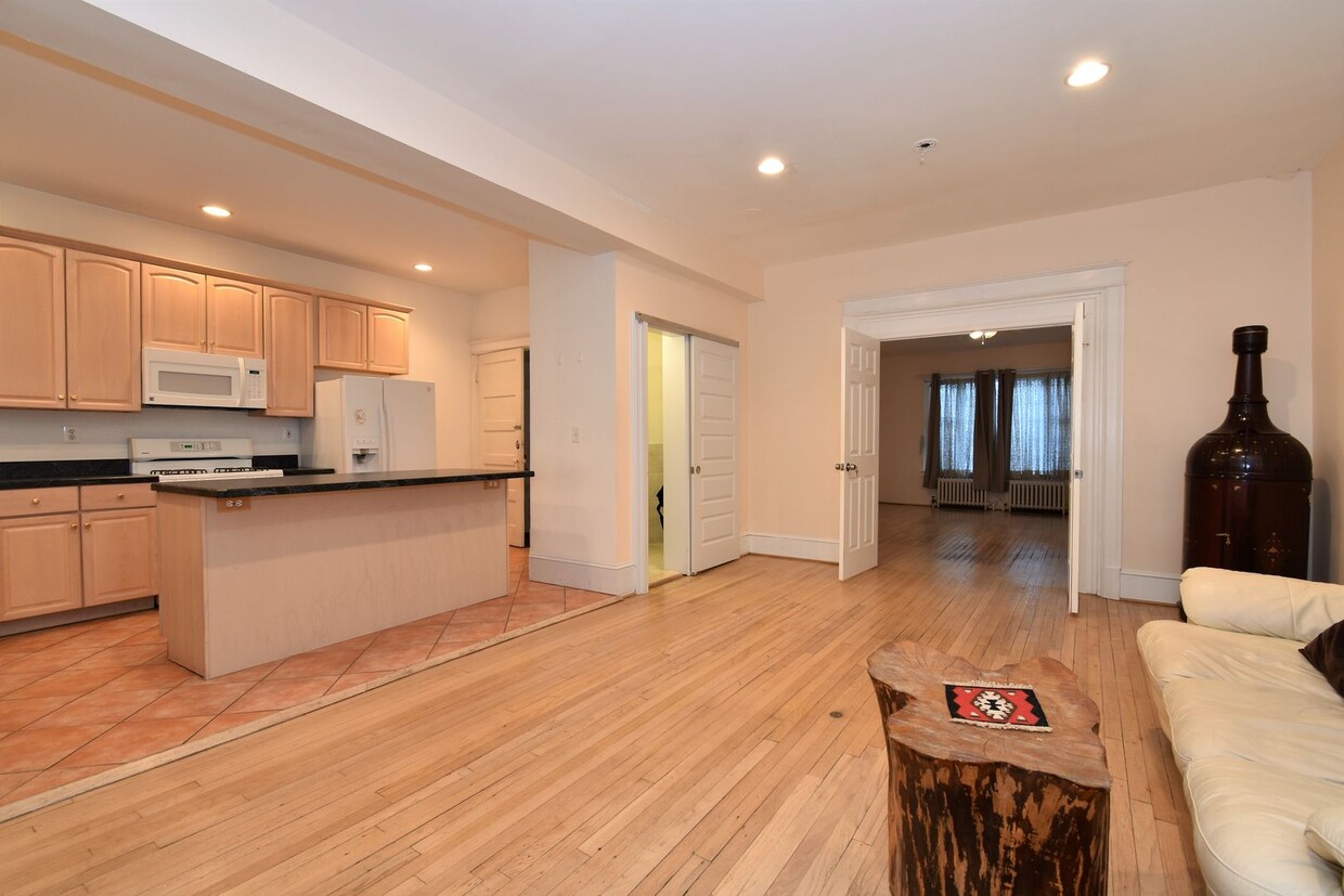 Foto principal - 2729 Connecticut Ave NW