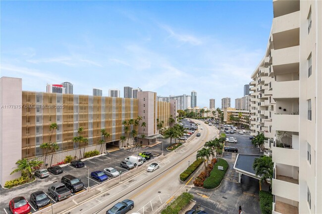 Foto del edificio - 401 Golden Isles Dr