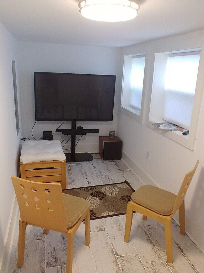 Den - 1304 Allison St NE