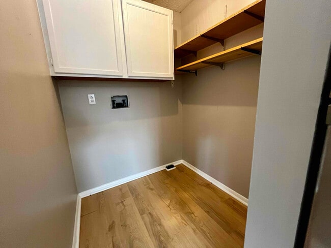 Building Photo - 31 Tilegate Glen