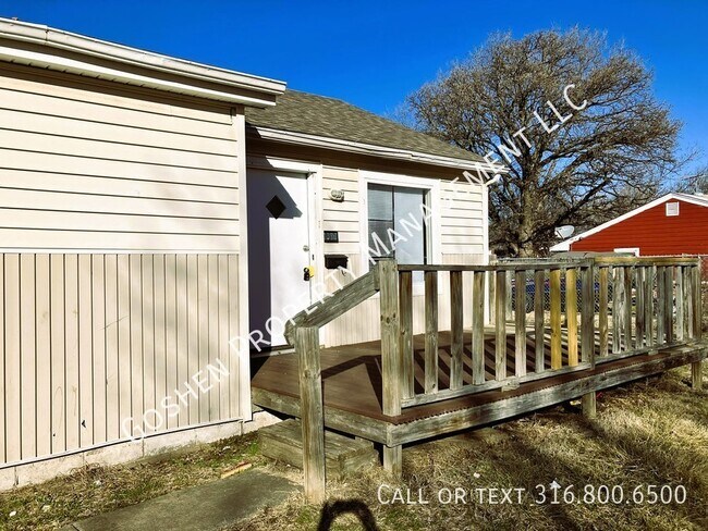 Building Photo - 3 bedroom Remodeled Home with Adorable Fro...
