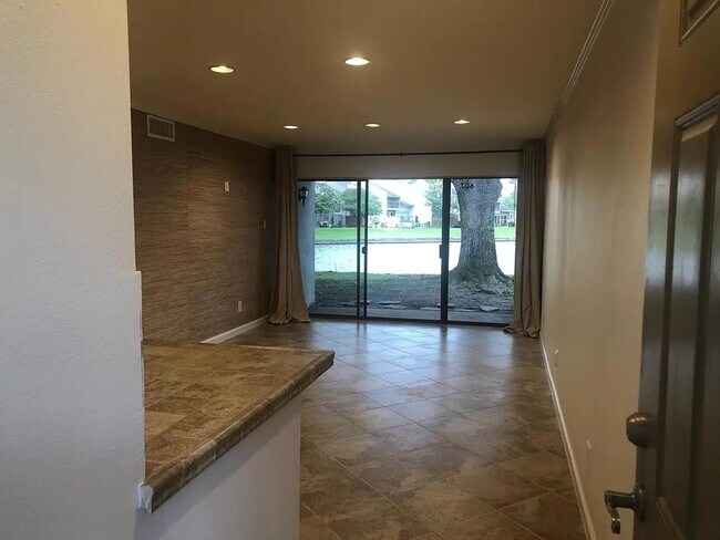 Foto del edificio - 12100 Melville Dr