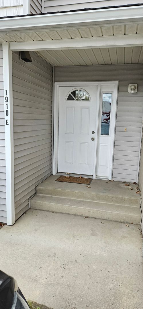 Foto del edificio - Townhome with 3 bedrooms and garage!