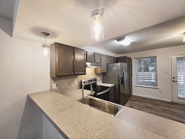 Foto del edificio - Renovated Two Bedroom Townhouse Close to L...