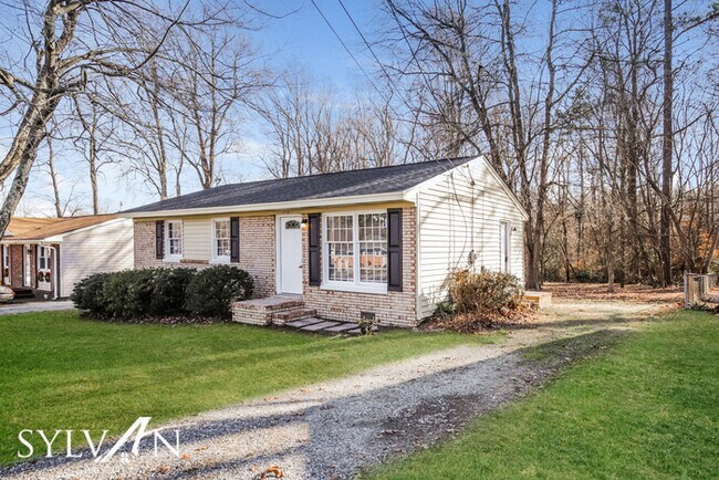 Building Photo - Cute, cozy and comfortable
