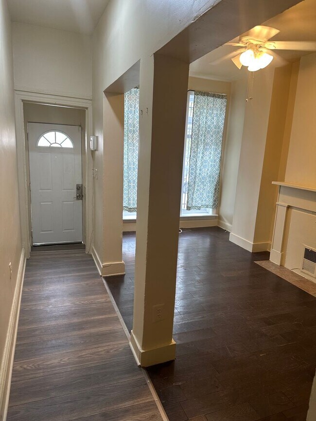 Foto del edificio - Spacious Rooms! W/D! Rear Deck and Yard! C...