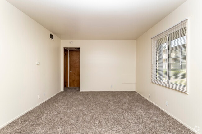 1BR, 1BA - 510SF - Courtyard 72 Apartments