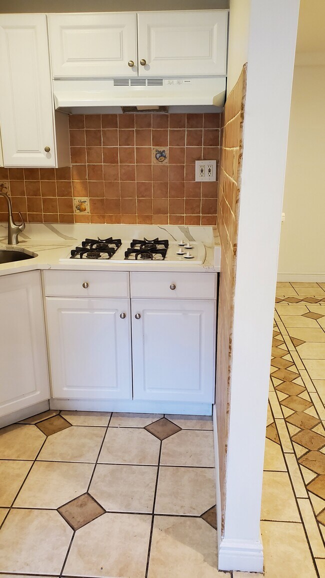 Kitchen - 6806 Eliot Ave