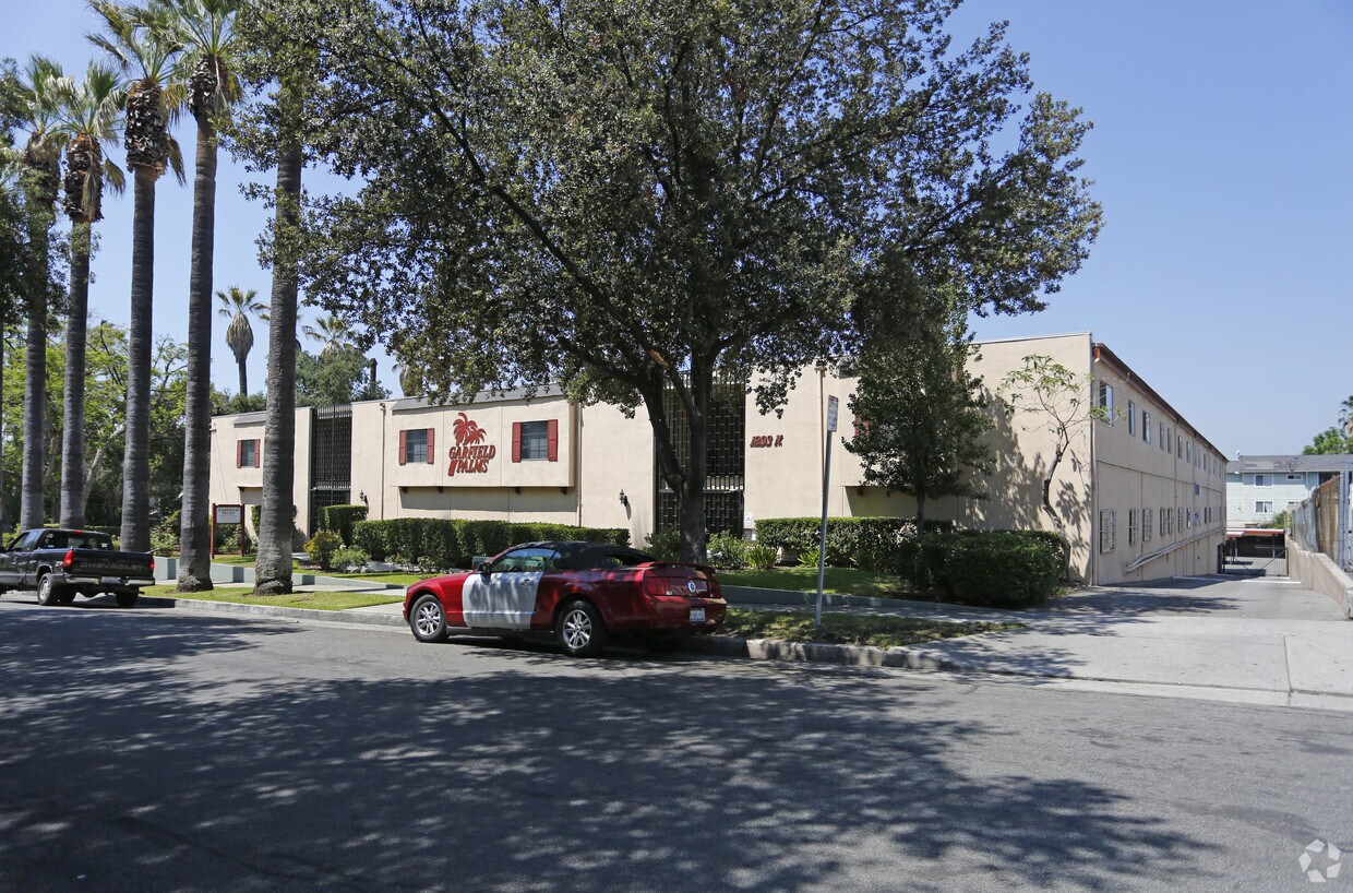 Building - Garfield Palms