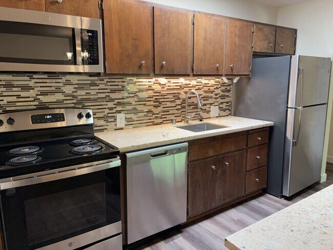 Building Photo - 3 bedroom duplex in North Davis