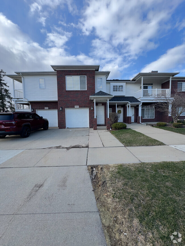 Building Photo - 5427 Twin Oaks Dr