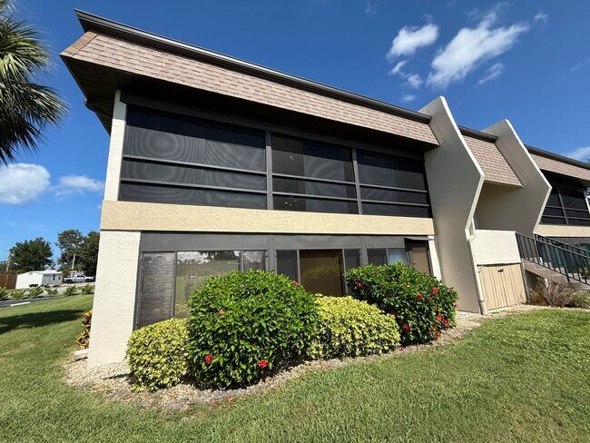 Building Photo - 2 Bedroom/2 Bathroom Available Now! 55+ An...