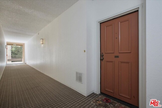 Foto del edificio - 8675 Falmouth Ave