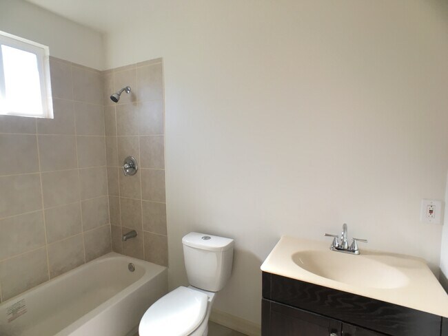 Baño de tamaño completo - 1227 W 37th Dr