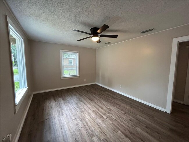 Building Photo - 905 Pansy Ct