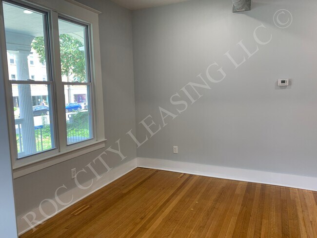 Building Photo - 965 Monroe Ave